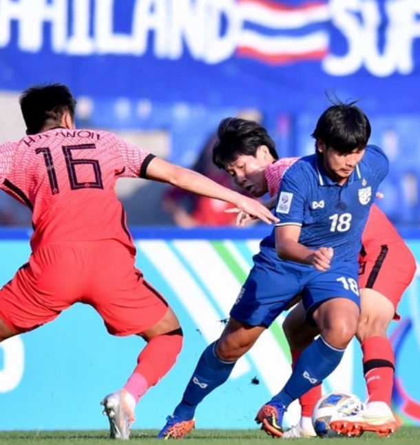  
Dù thua cuộc nhưng đã có lúc U23 Thái Lan thể hiện sự quyết tâm, nỗ lực để giành chiến thắng trước người hâm mộ. (Ảnh: FAT)