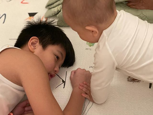  
Hành động của Subeo với các em lúc nào cũng đầy sự yêu thương. (Ảnh: Instagram henrylisaleon)