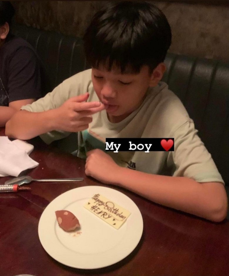  
Hồ Ngọc Hà gọi con trai theo cách ngọt ngào, dành cho quý tử bữa ăn ấm cúng trong ngày sinh nhật. (Ảnh: Instagram henrylisaleon)