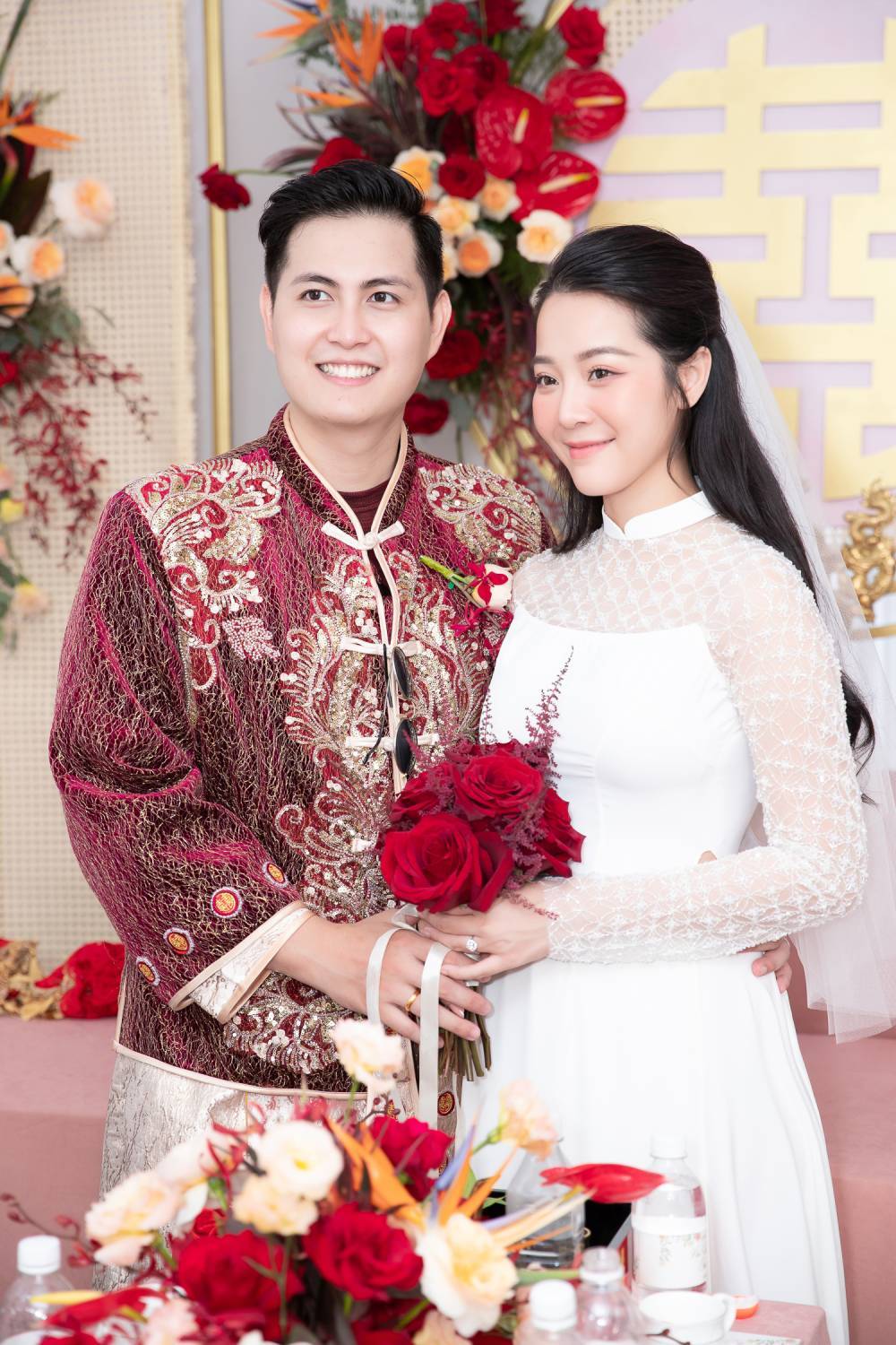  
Karen Nguyễn cùng chồng xứng đôi vừa lứa trong lễ gia tiên tổ chức sáng ngày 17/6, cô dâu khéo léo chọn áo dài che bụng. (Ảnh: Karen Nguyễn)