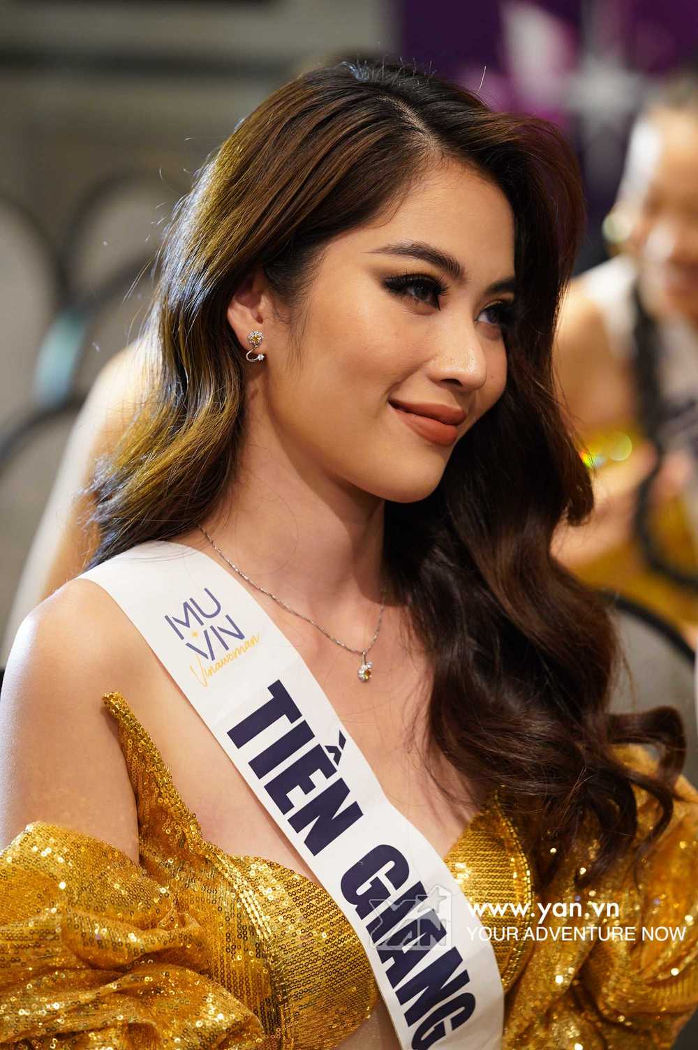    Mỹ nhân sinh năm 1996 chỉ khác biệt về dàn da qua ảnh chụp camera thường. (Ảnh: Team YAN)