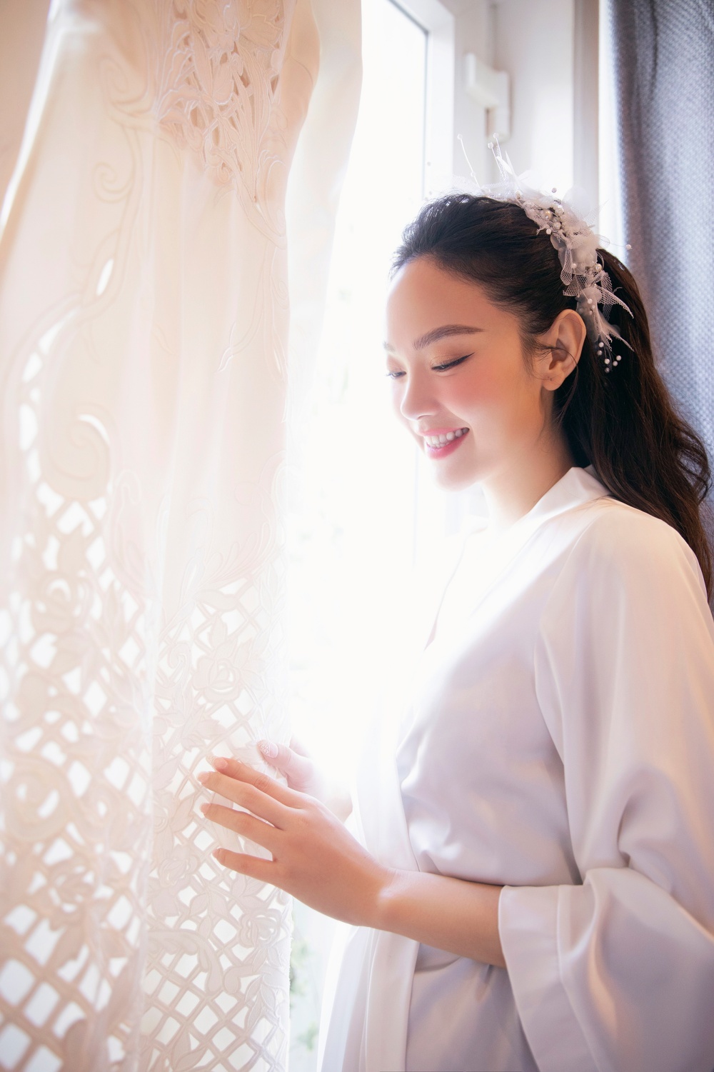  
Chiếc áo dài được thiết kế riêng cho cô dâu, Minh Hằng trông hạnh phúc vô cùng. (Ảnh: Kiếng Cận) - Tin sao Viet - Tin tuc sao Viet - Scandal sao Viet - Tin tuc cua Sao - Tin cua Sao