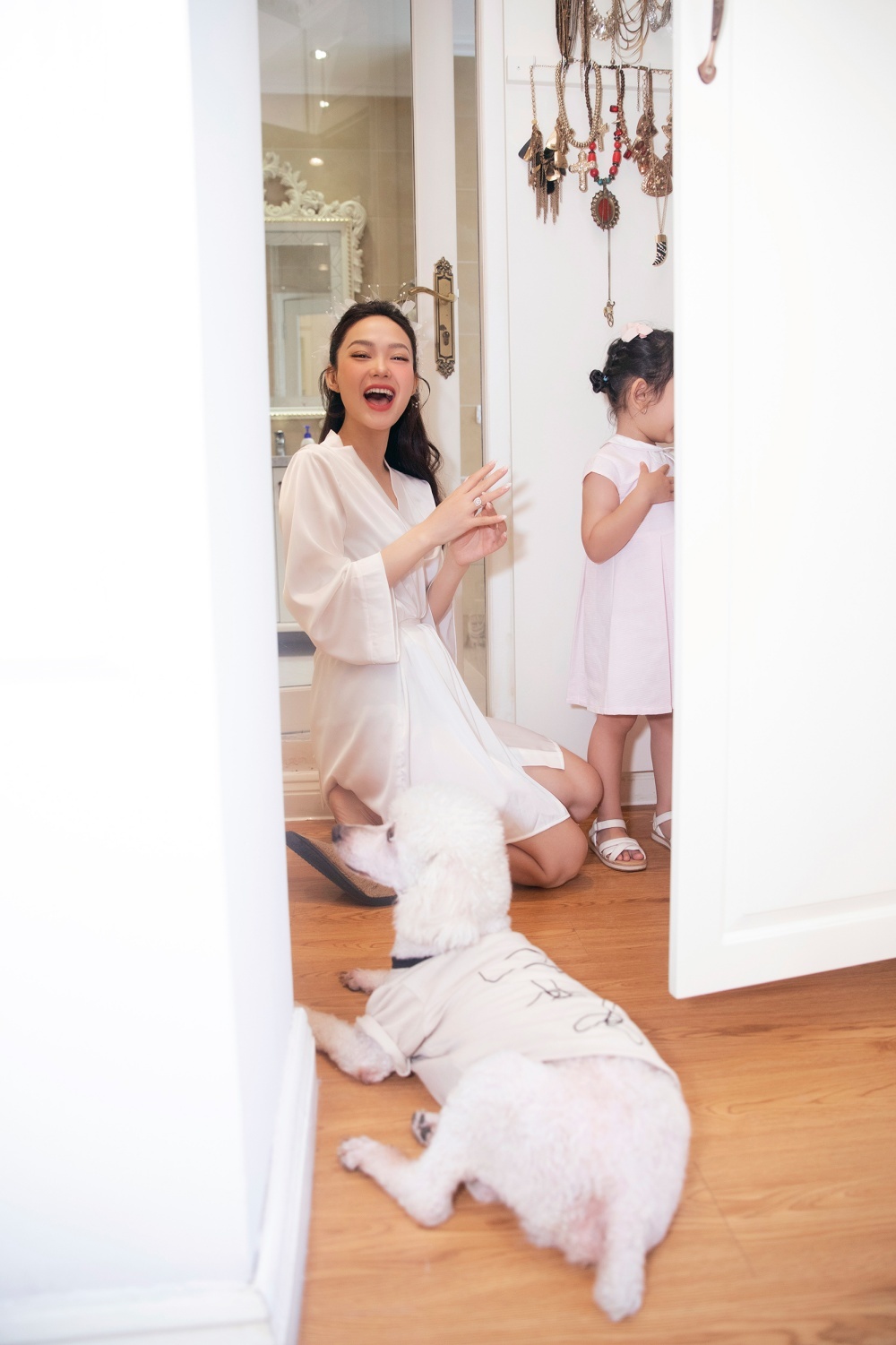  
Không có nước mắt xúc động, Minh Hằng ở lễ ăn hỏi cực vui tươi, cười thả ga khi về dinh cùng người mình yêu thương. (Ảnh: Kiếng Cận) - Tin sao Viet - Tin tuc sao Viet - Scandal sao Viet - Tin tuc cua Sao - Tin cua Sao