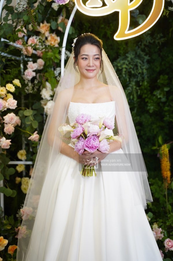  
Karen Nguyễn khéo léo che bụng trong đám cưới. (Ảnh: Team Ân Nguyễn)