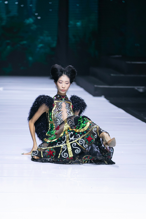  
Người mẫu Trang Phạm được nhận xét là ngã đau trên sàn runway. (Ảnh: BTC)
