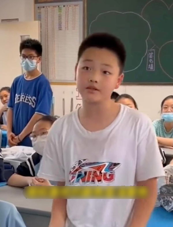  Cậu bé nhận tràng pháo tay vì câu trả lời quá xuất sắc (Ảnh: Chụp màn hình Weibo Việt Nam)
