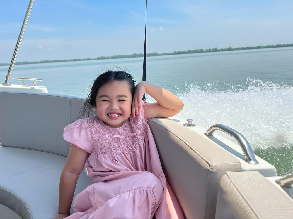  
Con gái Vân Trang cười tít mắt khi được ba mẹ cho đi du thuyền. (Ảnh: FB Vân Trang) - Tin sao Viet - Tin tuc sao Viet - Scandal sao Viet - Tin tuc cua Sao - Tin cua Sao