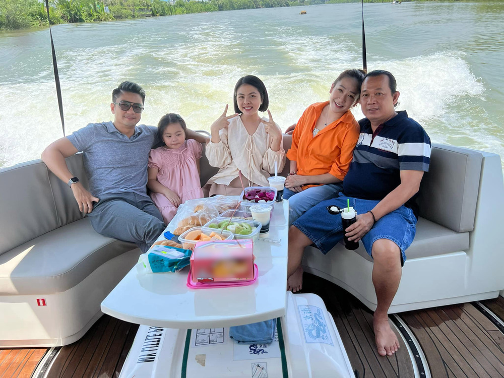  
Vợ chồng Vân Trang cùng đưa con gái đầu lòng đi du thuyền vào ngày cuối tuần. (Ảnh: FB Vân Trang) - Tin sao Viet - Tin tuc sao Viet - Scandal sao Viet - Tin tuc cua Sao - Tin cua Sao