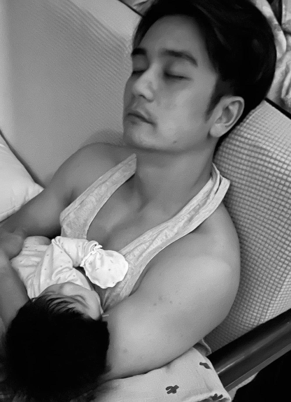  
Khoảnh khắc ông xã Vân Trang vừa chăm con vừa ngủ gật vì mệt mỏi. (Ảnh: FB Vân Trang) - Tin sao Viet - Tin tuc sao Viet - Scandal sao Viet - Tin tuc cua Sao - Tin cua Sao
