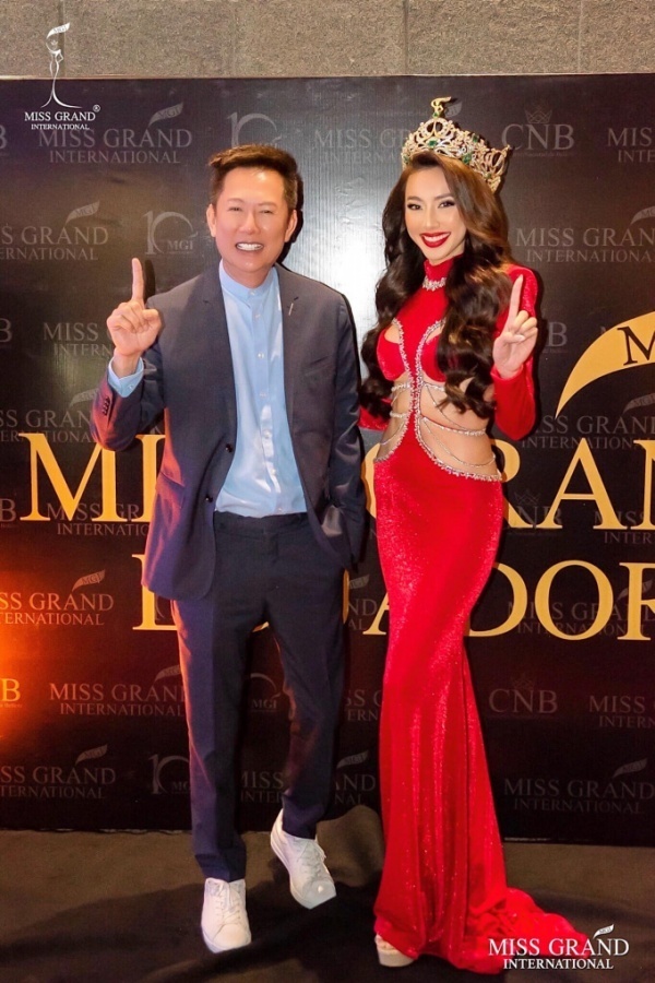  
Ông thường xuyên đồng hành với Thùy Tiên khi đi công tác nước ngoài. (Ảnh: Miss Grand International)