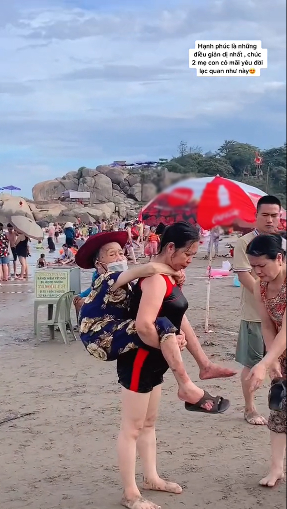 
Câu chuyện ấm lòng này diễn ra tại bãi biển Sầm Sơn. (Ảnh: Chụp màn hình video TikTok V.H)