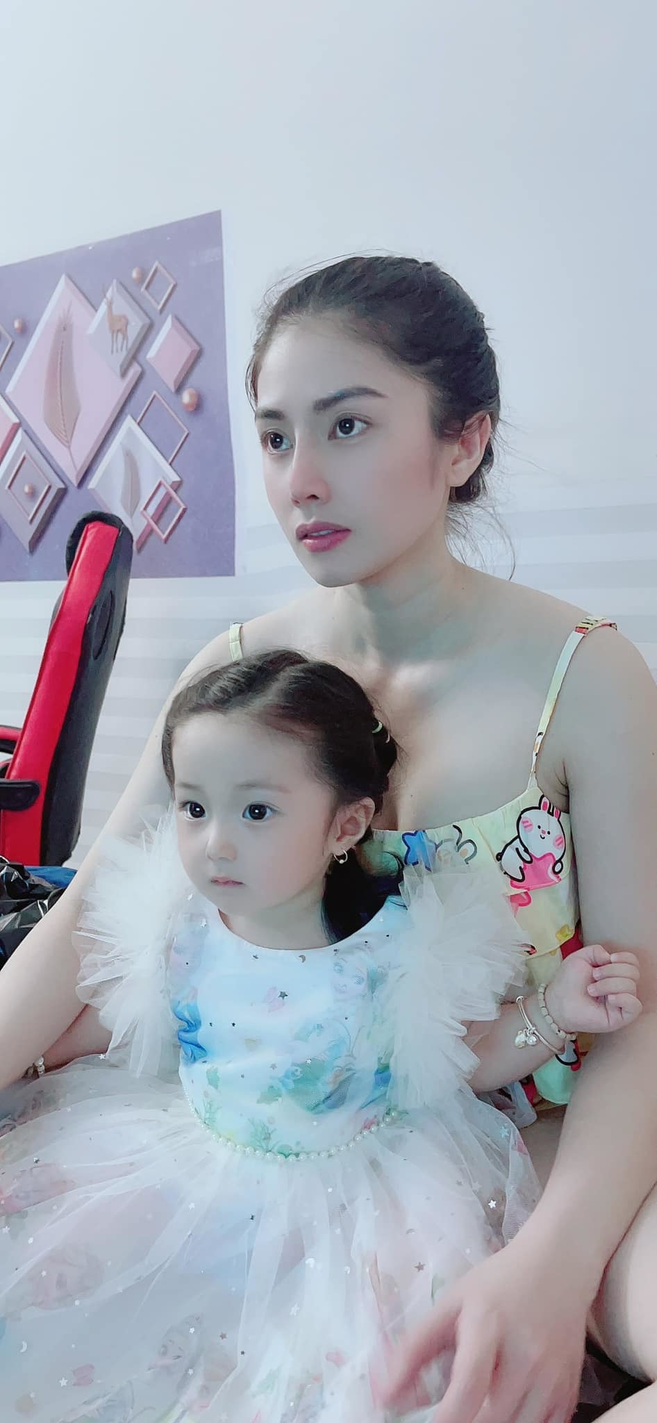  
Kim Jun See luôn làm điệu cho con gái bằng những bộ váy công chúa.(Ảnh: FB Tina Bùi) - Tin sao Viet - Tin tuc sao Viet - Scandal sao Viet - Tin tuc cua Sao - Tin cua Sao
