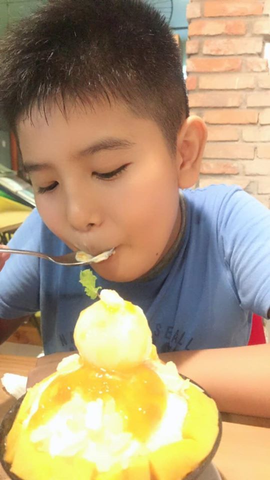  
Bảo Bảo qua ống kính của bố là nhóc tì đam mê với việc ăn uống. (Ảnh: FB Hùng Thuận Nguyễn)