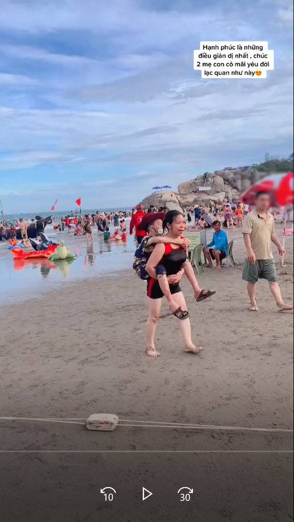  
Cô muốn đưa mẹ đi tận hưởng không khí mát lành của biển. (Ảnh: Chụp màn hình video TikTok V.H)