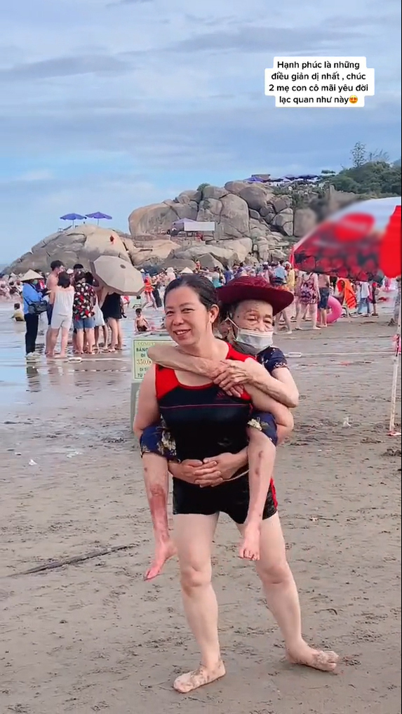  
Cả 2 mẹ con cười tươi rói khi đi chơi với nhau. (Ảnh: Chụp màn hình video TikTok V.H)