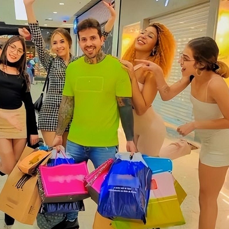  
Mẫu nam đưa các cô vợ đến trung tâm thương mại để họ chọn quà cho lễ tình nhân Brazil. (Ảnh: Daily Star)