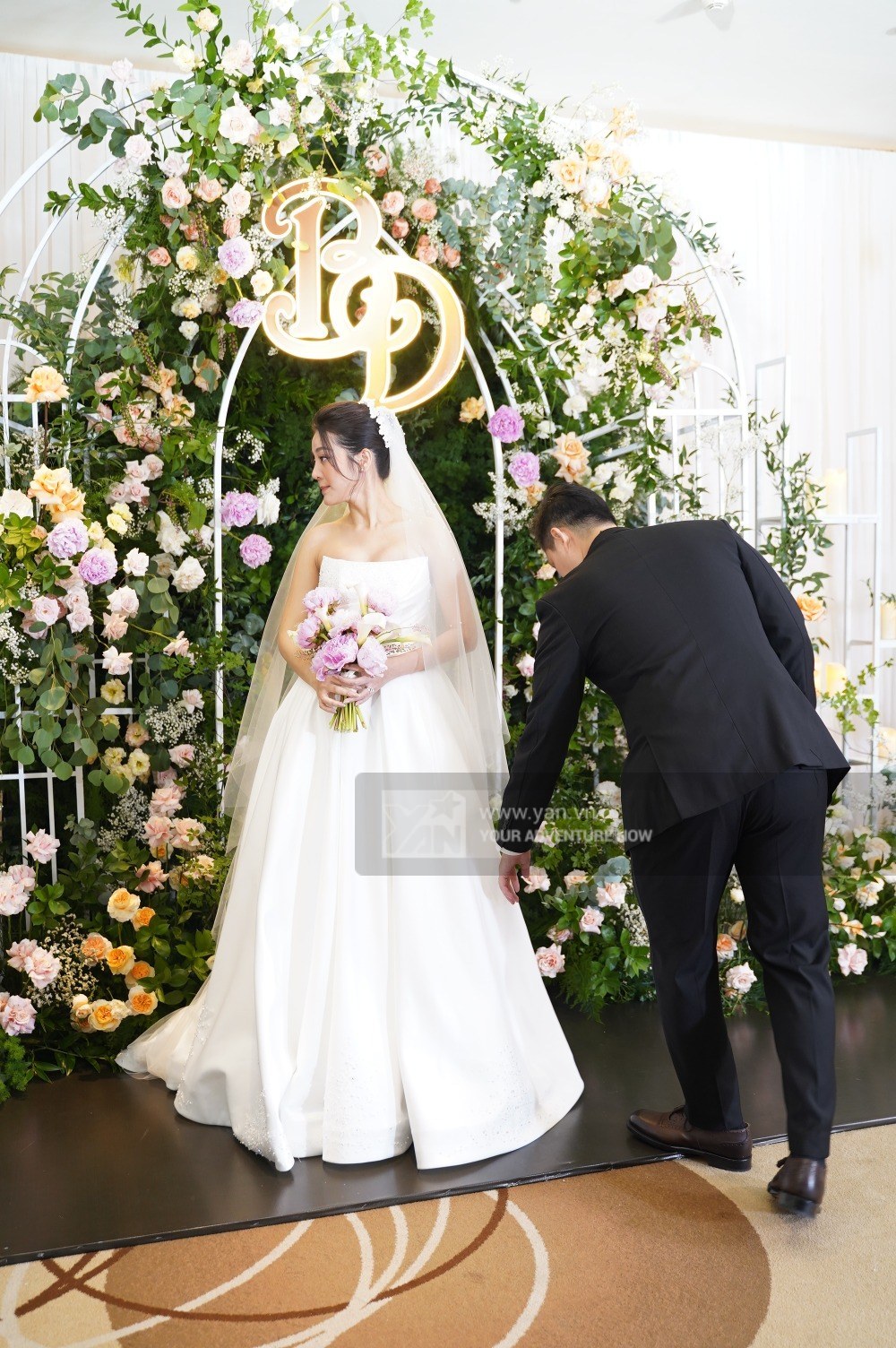  
Chồng doanh nhân chăm sóc cho cô dâu trong đám cưới. (Ảnh: Team Ân Nguyễn)