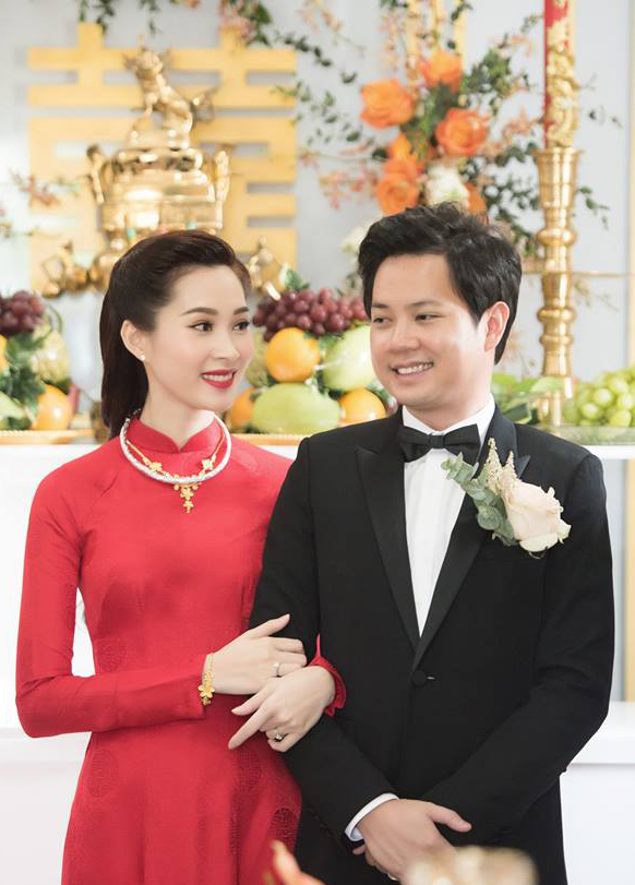  
Hoa hậu Đặng Thu Thảo khoe nhan sắc mặn mà trong đám cưới. (Ảnh: Thanh Niên)