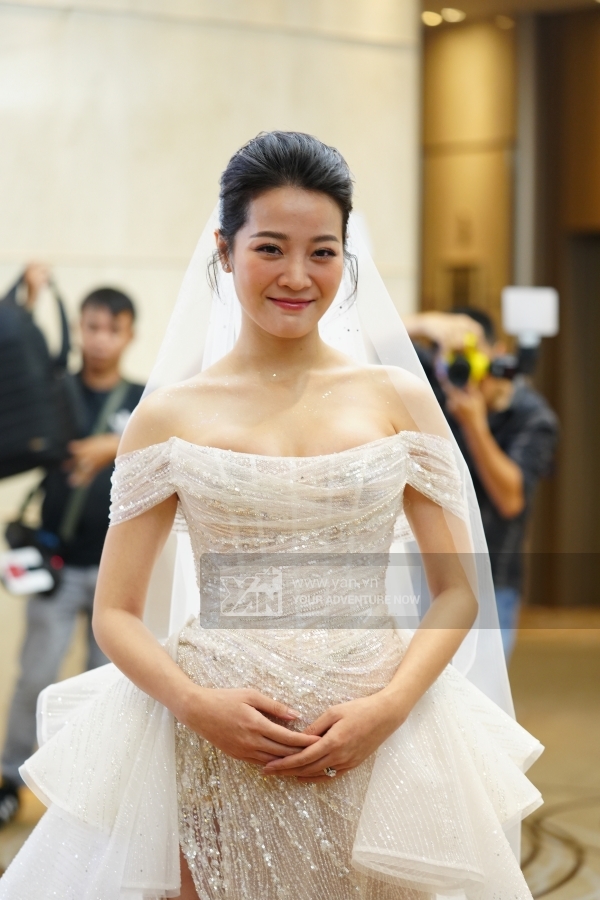  
Karen Nguyễn mang thai 5 tháng nhưng vẫn rất lộng lẫy. (Ảnh: Team Ân Nguyễn)