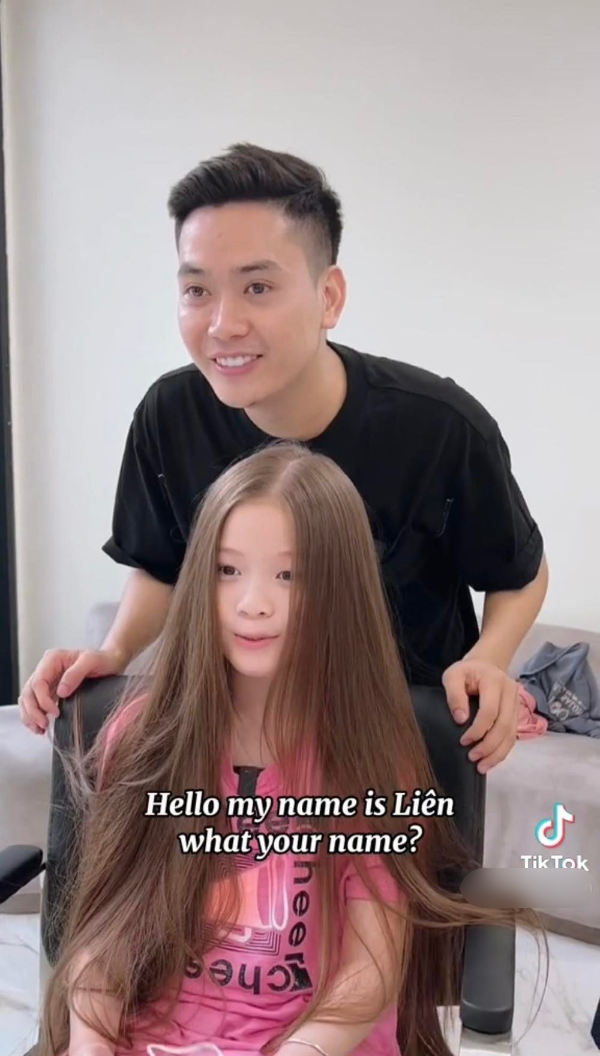    Liên có màu tóc lạ cùng khả năng nói tiếng Anh tự tin khiến thợ cắt tóc nghĩ cô bé lai Tây. (Ảnh: Chụp màn hình TikTok)