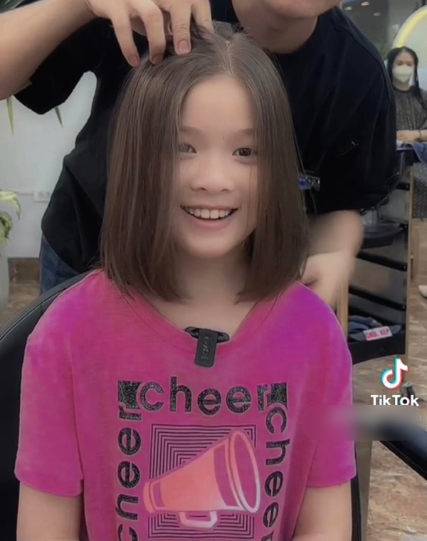    Cô bé có tấm lòng nhân hậu, cắt đi mái tóc "cực phẩm" để hiến tặng khiến ai cũng hết lời khen ngợi. (Ảnh: Chụp màn hình TikTok)