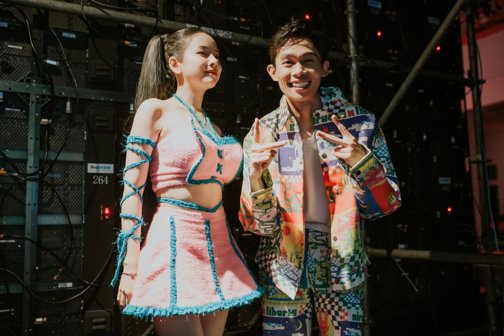    Hồng Thanh - DJ Mie khéo "khẳng định chủ quyền" khi đi diễn chung. (Ảnh: FB DJ Mie)