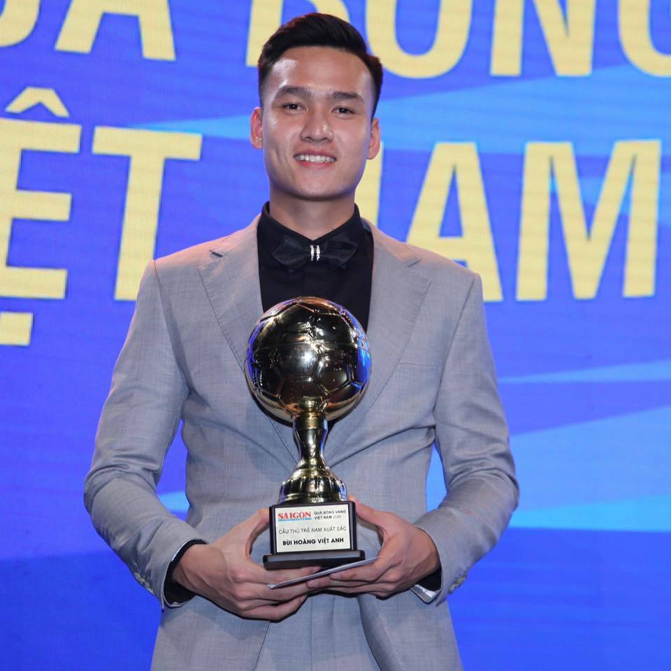  
Sau những nỗ lực không ngừng nghỉ của mình, Việt Anh đã được vinh danh là nam cầu thủ trẻ xuất sắc tại Gala Quả bóng vàng năm 2020. (Ảnh: FB: Bui Hoang Viet Anh)