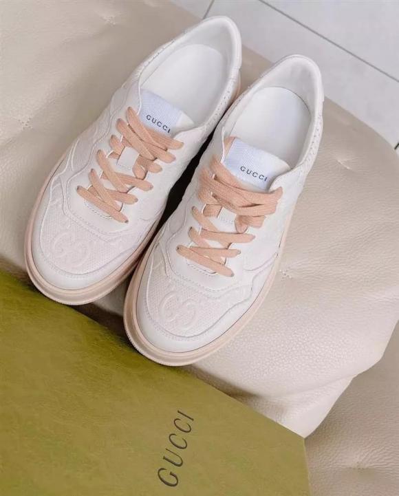  Hari Won khoe đôi giày Gucci xa xỉ mình được tặng. (Ảnh: Instagram @wonhari)
