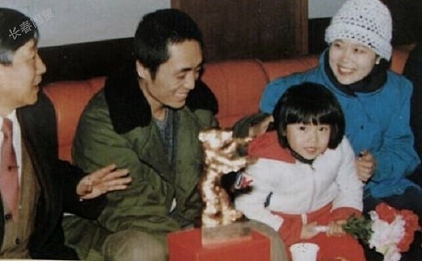  
Gia đình hạnh phúc của đạo diễn Trương Nghệ Mưu khi chưa có người thứ 3. (Ảnh: Sina)