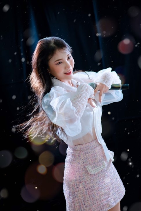    Netizen cho rằng, nếu có cuộc thi hóa thân thành idol Kpop thì Emma là người thắng giải.  - Tin sao Viet - Tin tuc sao Viet - Scandal sao Viet - Tin tuc cua Sao - Tin cua Sao