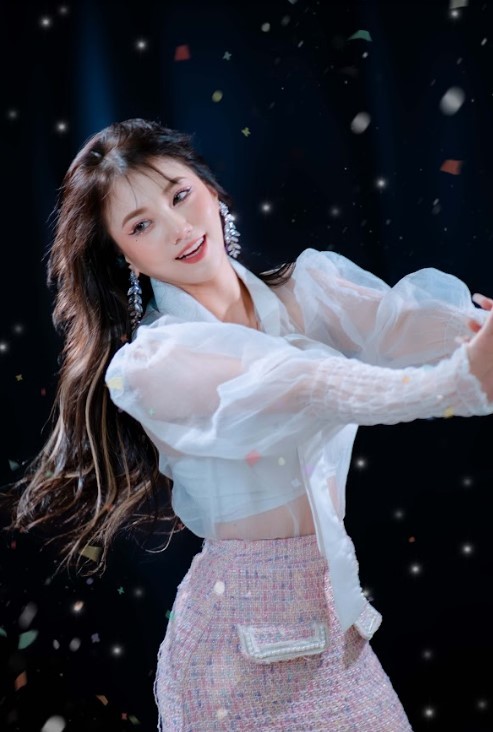    Cú xoay tóc "đi thẳng vào tim fan" của Emma Nhất Khanh.  - Tin sao Viet - Tin tuc sao Viet - Scandal sao Viet - Tin tuc cua Sao - Tin cua Sao