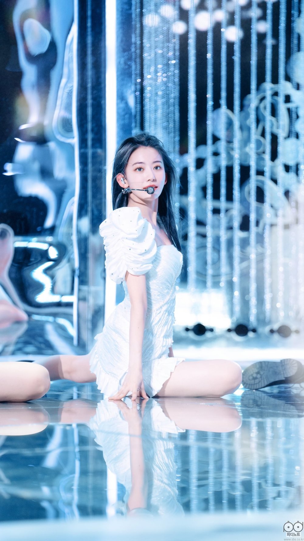  Sakura tỏa sáng trên sân khấu với nhan sắc xinh đẹp. (Ảnh: SBS)