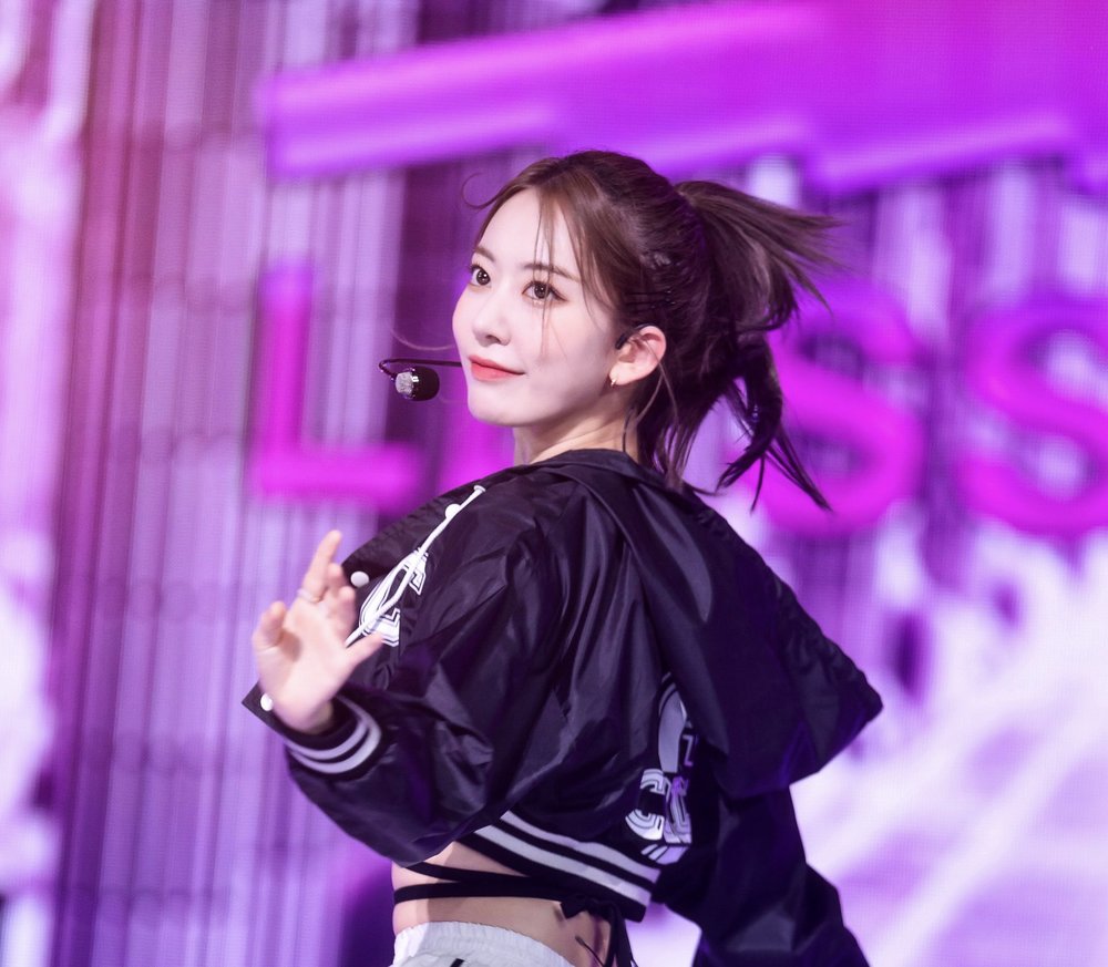 Việc Sakura để mất vị trí center vào tay Garam từng khiến khán giả khó hiểu. (Ảnh: Twitter @lesserafimpics_)