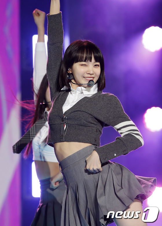 Chaewon trở nên nổi bật nhất nhóm nhờ màn lột xác ngoại hình. (Ảnh: news1)