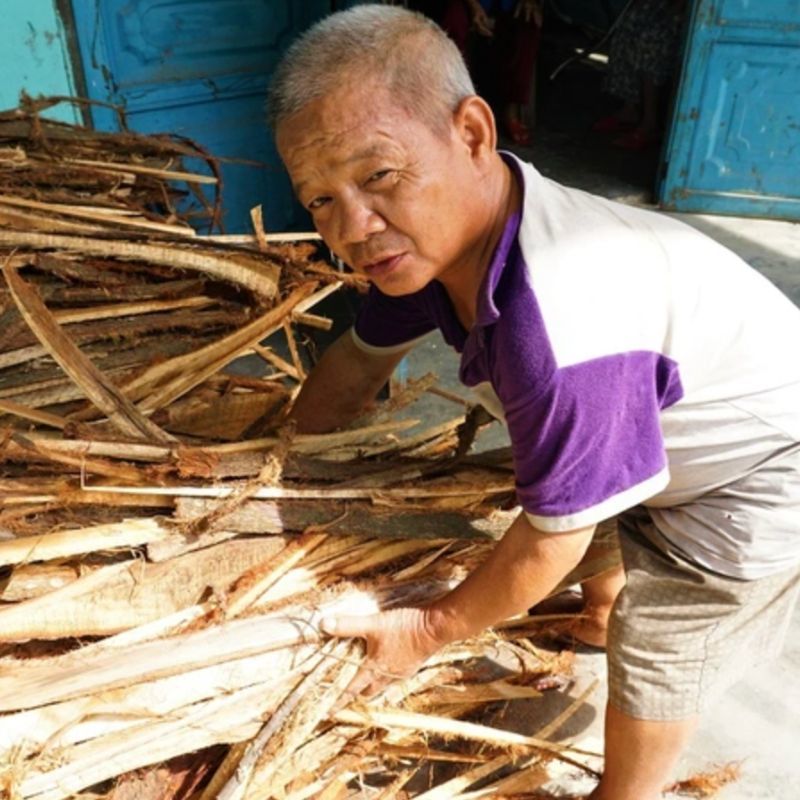  
Cuộc sống khó khăn cứ bám riết lấy gia đình kém may mắn này. (Ảnh: Dân Trí)