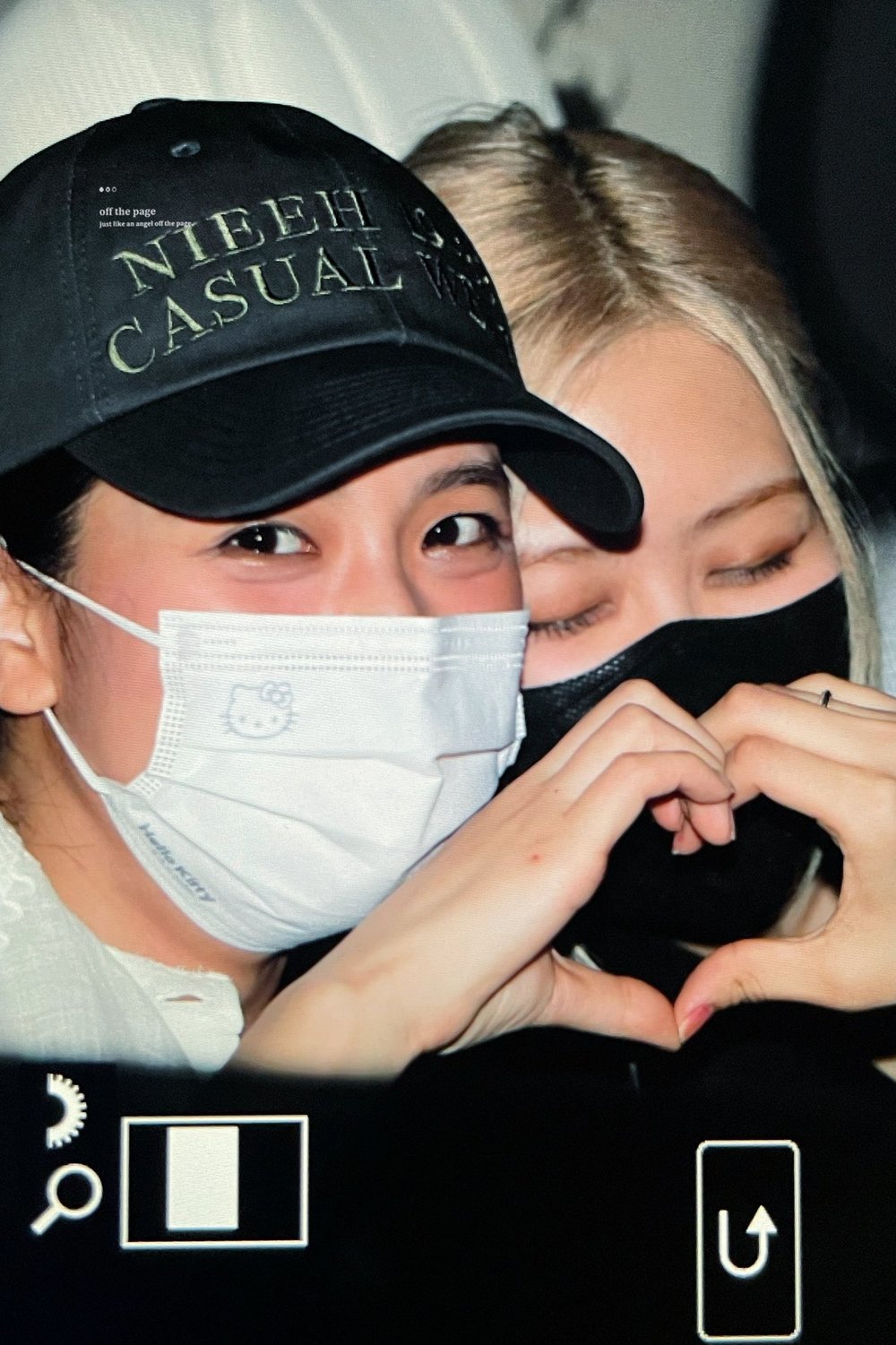 Jisoo và Rosé tham dự buổi công chiếu nhưng chẳng chịu chụp ảnh thảm đỏ khiến người hâm mộ hoang mang rằng có đi hay không. (Ảnh: off the page)