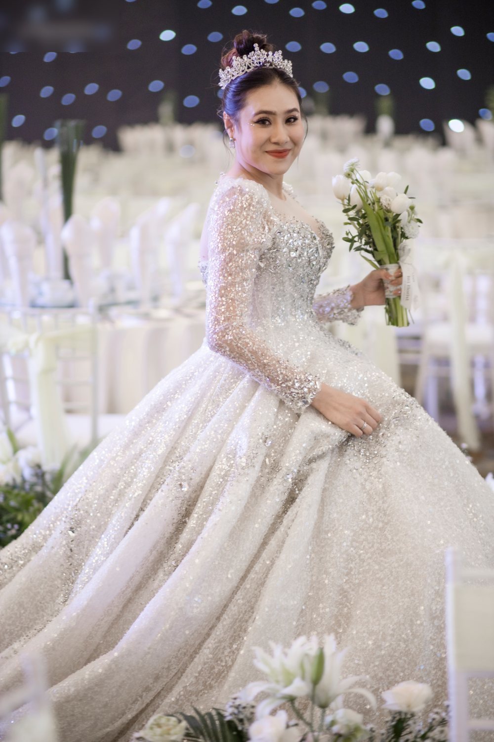  
Mẫu váy cưới gần nửa tỷ đồng giúp nữ diễn viên hóa thành nàng công chúa lộng lẫy trong ngày trọng đại. (Ảnh: FB Linh Nga Bridal)