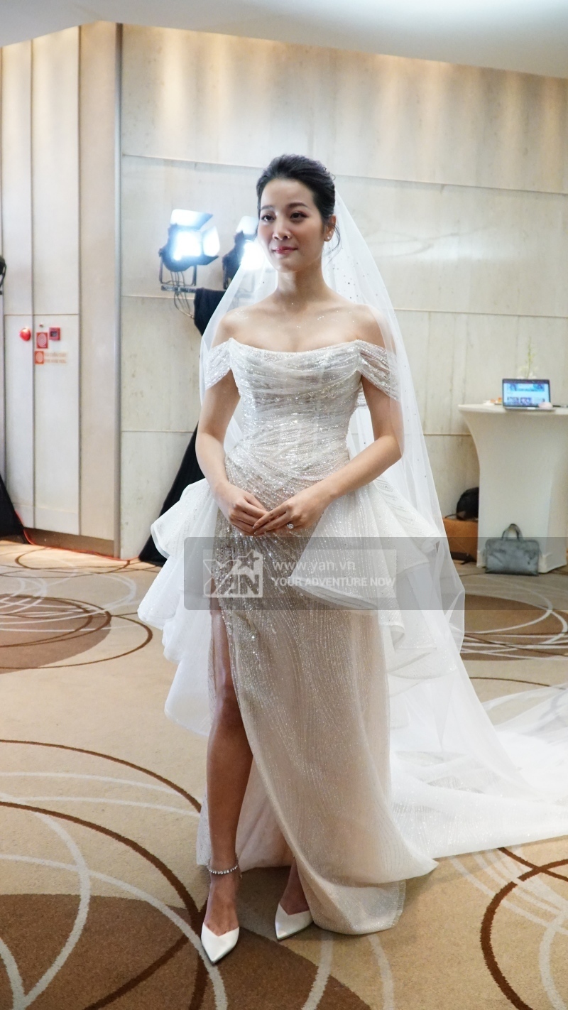  
Chiếc váy cưới thứ 2 được cô sử dụng có thiết kế ôm dáng để giúp mỹ nhân khoe tin vui mang thai đến người hâm mộ. (Ảnh: Team YAN)