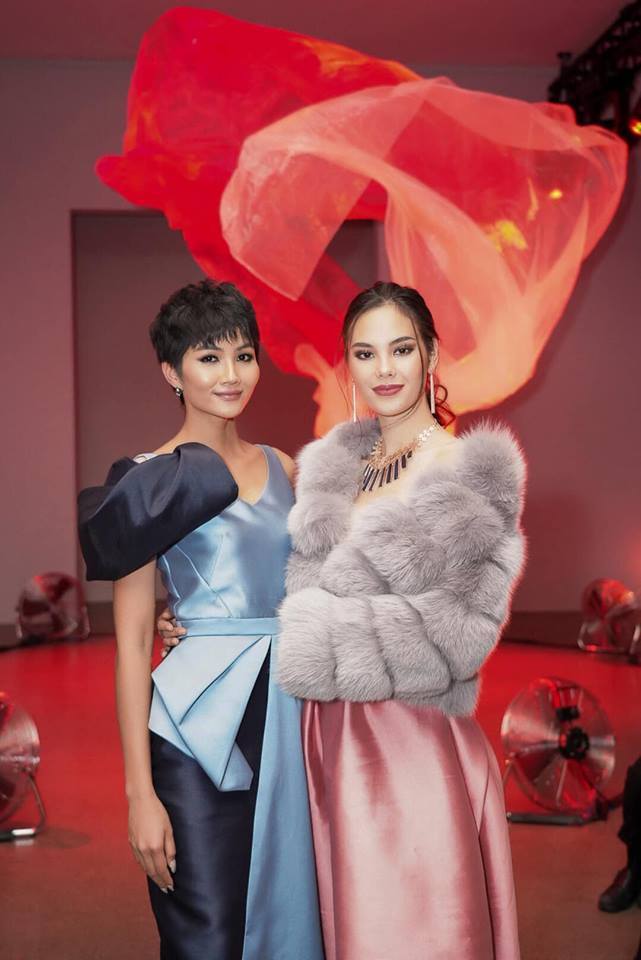  
H'Hen Niê cùng với Catriona Gray - Miss Universe 2018. (Ảnh: VietNamNet)