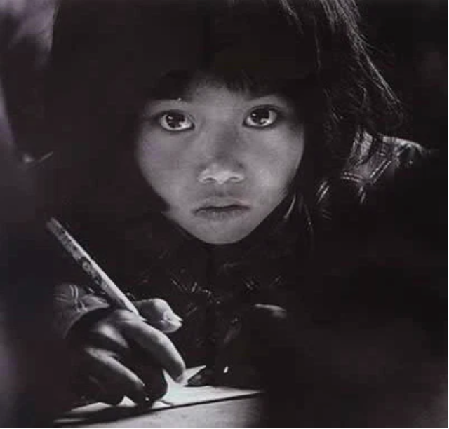  
Bức ảnh cô bé gái 8 tuổi với đôi mắt to tròn, trong sáng đã nhận được sự chú ý lớn của người dân xứ Trung. (Ảnh: QQ)