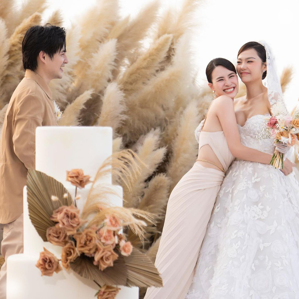 Đám cưới của Minh Hằng là một sự kiện đáng nhớ. Những rực rỡ, tươi vui và hạnh phúc đong đầy trong bộ ảnh này sẽ khiến người xem xiêu lòng. Tất cả các khoảnh khắc được ghi lại đều đặc biệt và không thể quên được.
