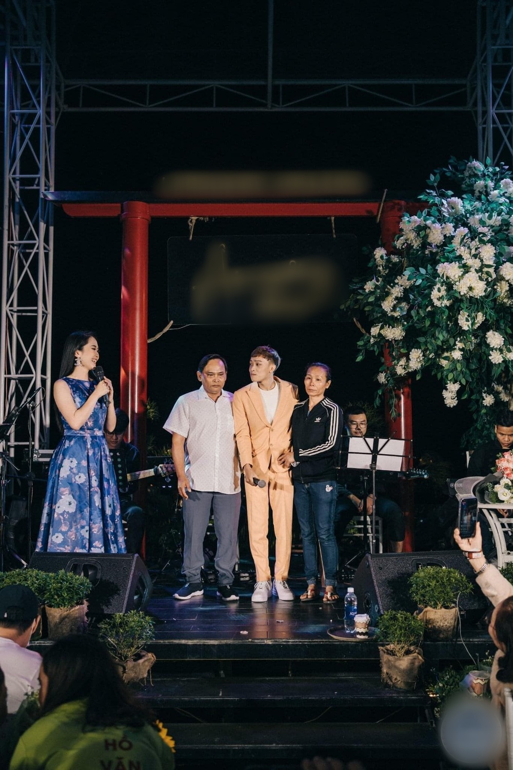  Sau nhiều sóng gió nam ca sĩ có ba mẹ ở bên. (Ảnh: FC Hồ Văn Cường) - Tin sao Viet - Tin tuc sao Viet - Scandal sao Viet - Tin tuc cua Sao - Tin cua Sao