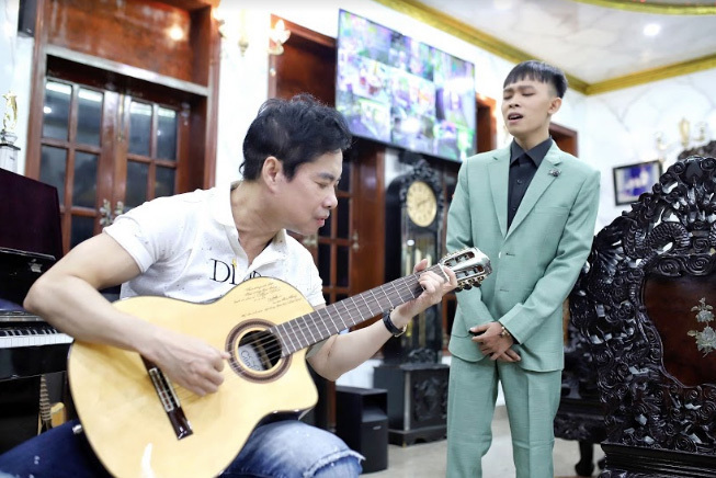  Nam ca sĩ trẻ thường xuyên trình diễn chung với giọng ca Tình cha. (Ảnh: FB Ngọc Sơn) - Tin sao Viet - Tin tuc sao Viet - Scandal sao Viet - Tin tuc cua Sao - Tin cua Sao