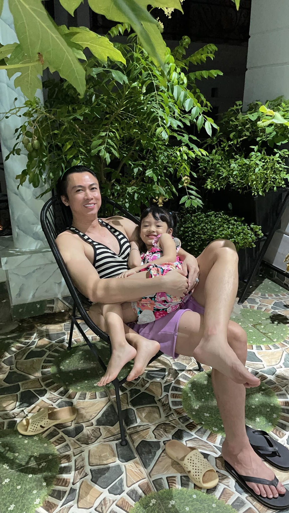  Anh chăm sóc cho con gái từ những điều nhỏ nhất. (Ảnh: FB Hồ Việt Trung) - Tin sao Viet - Tin tuc sao Viet - Scandal sao Viet - Tin tuc cua Sao - Tin cua Sao