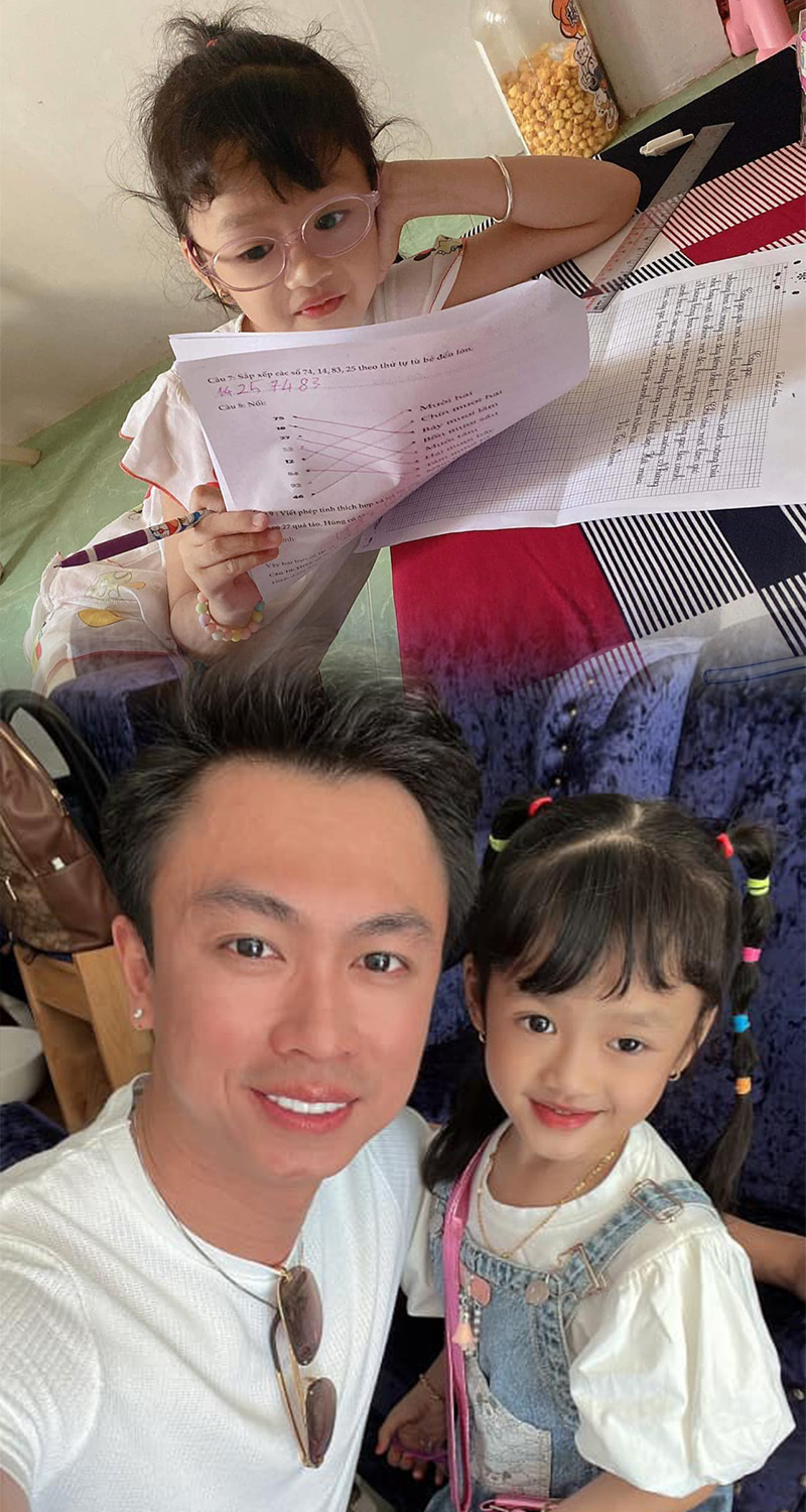  Con gái Hồ Việt Trung nhận giấy khen từ trường quốc tế. (Ảnh: FB Hồ Việt Trung) - Tin sao Viet - Tin tuc sao Viet - Scandal sao Viet - Tin tuc cua Sao - Tin cua Sao