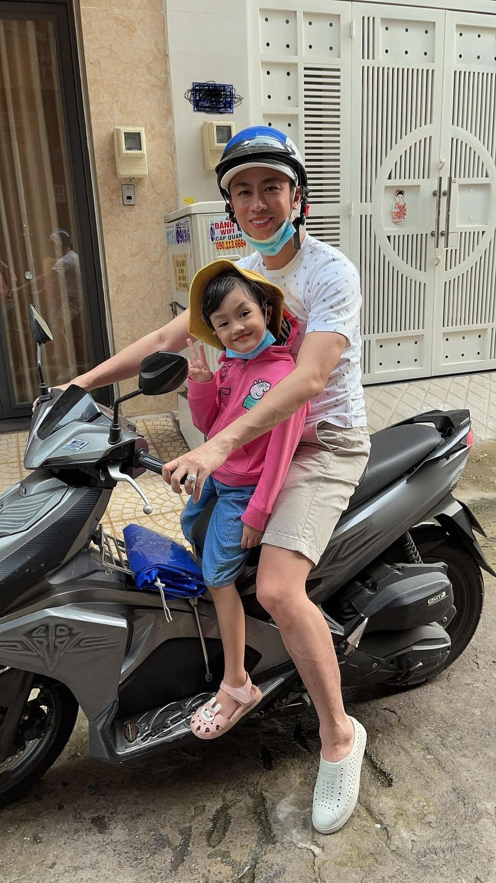  Nam ca sĩ cùng khoảnh khắc đời thường bên con gái. (Ảnh: Hồ Việt Trung) - Tin sao Viet - Tin tuc sao Viet - Scandal sao Viet - Tin tuc cua Sao - Tin cua Sao