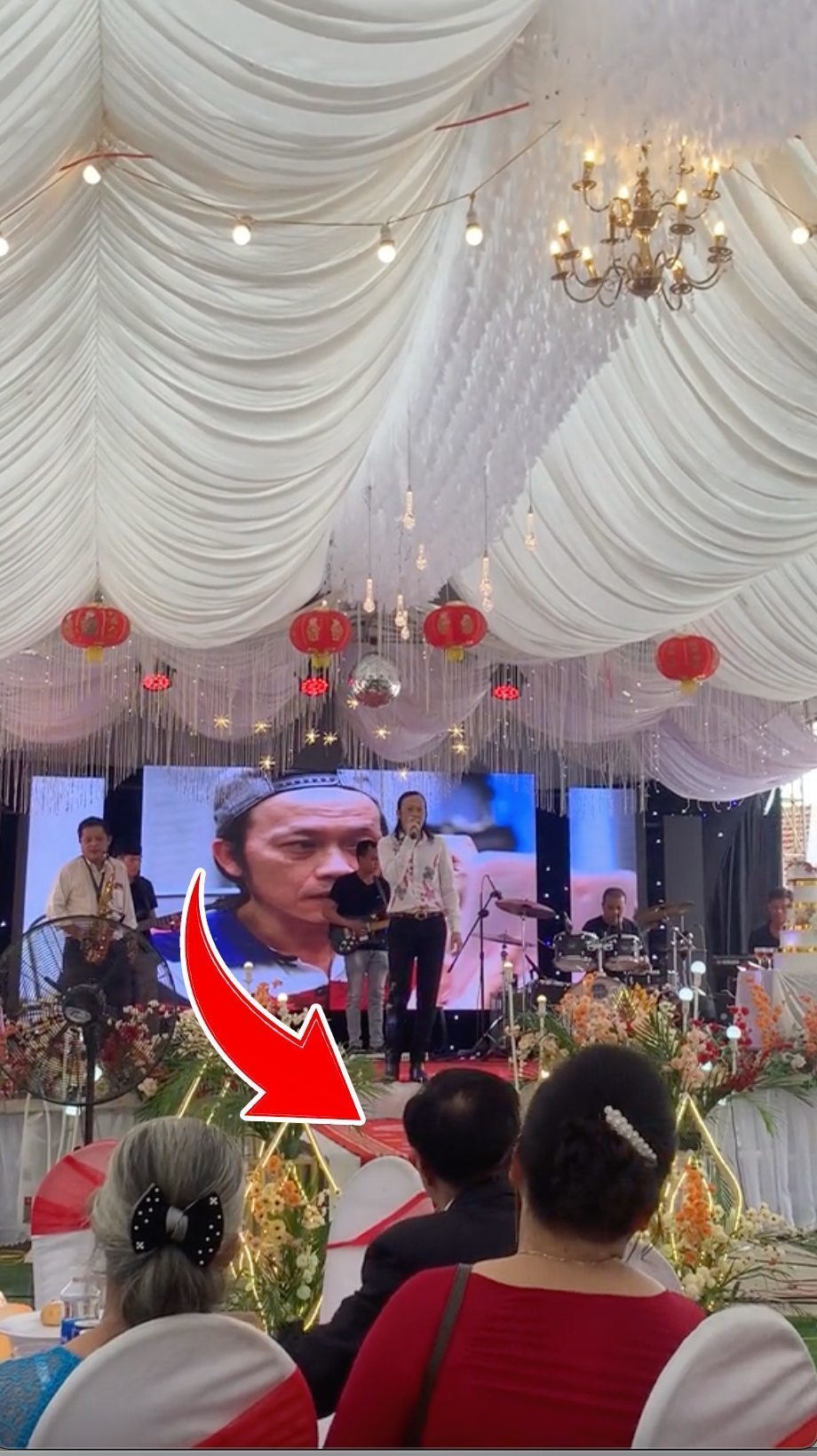  
Khi hát đám cưới Hoài Linh không được khán giả phản ứng nhiệt tình. (Ảnh: TikTok @khanhnguyen98) - Tin sao Viet - Tin tuc sao Viet - Scandal sao Viet - Tin tuc cua Sao - Tin cua Sao