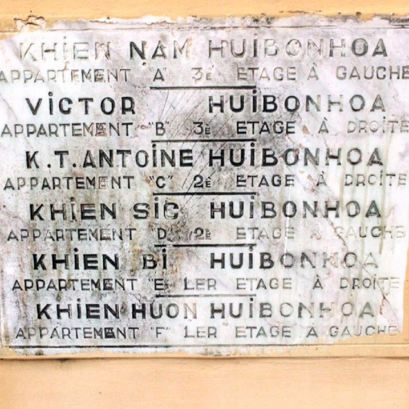  Tấm biển chỉ dẫn vị trí phòng của các thành viên trong nhà bằng tiếng Pháp. (Ảnh: Trí Thức Trẻ)