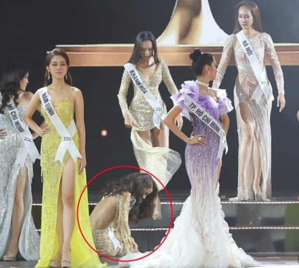  
Khoảnh khắc Hương Ly ngất xỉu ngay trên sân khấu Miss Universe Vietnam 2019. (Ảnh: Miss Universe Vietnam)