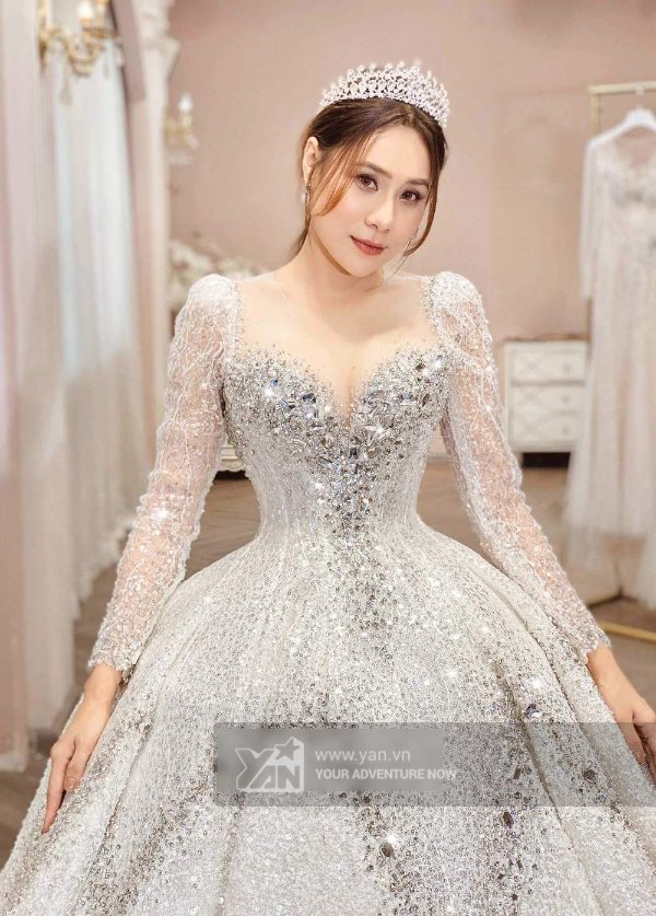  
Hình ảnh Hồ Bích Trâm thử váy cưới hồi năm 2021. (Ảnh: Team YAN)